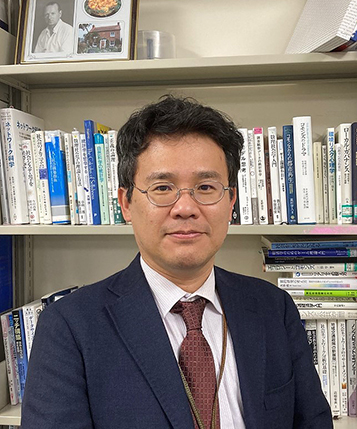 Associate Professor Makoto Tsukai